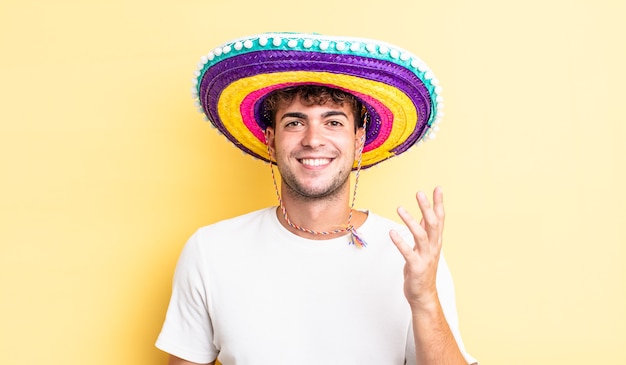Hombre guapo joven que se siente feliz, sorprendido al darse cuenta de una solución o idea. concepto de sombrero mexicano