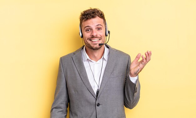 Hombre guapo joven que se siente feliz, sorprendido al darse cuenta de una solución o idea. concetp vendedor telefónico