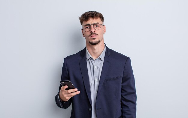 Hombre guapo joven que se siente triste y llorón con una mirada infeliz y llorando. concepto de negocio