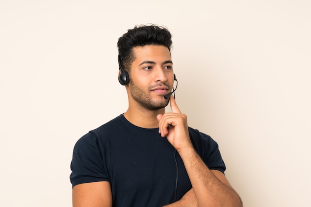 Hombre guapo joven que trabaja con auriculares