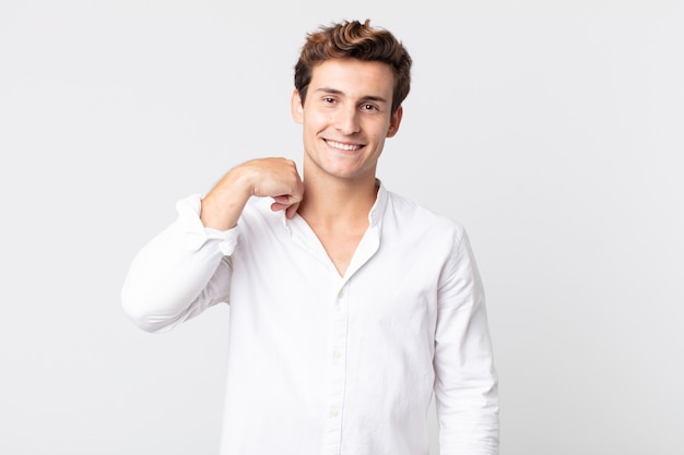 Hombre guapo joven riendo alegremente y con confianza con una sonrisa informal, feliz y amistosa