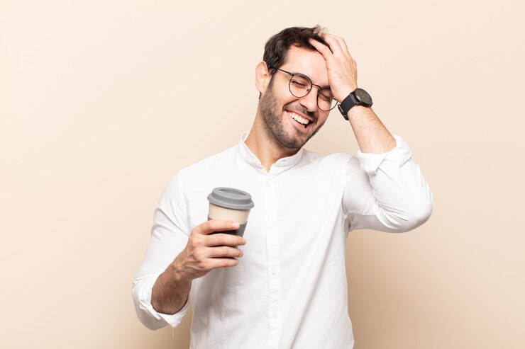 Foto hombre guapo joven riendo y golpeando la frente