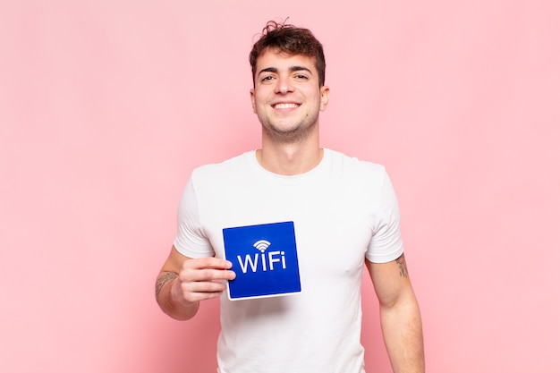 Hombre guapo joven con señal de Wi-Fi