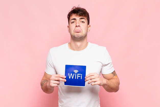 Hombre guapo joven con señal wifi