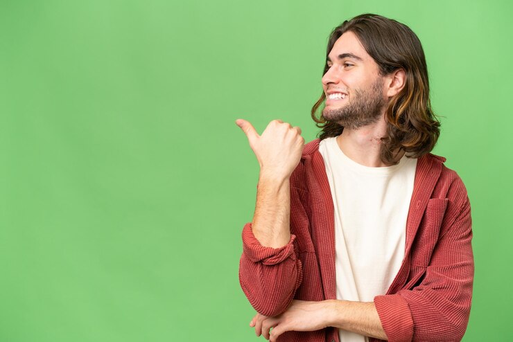 Foto hombre guapo joven sobre fondo aislado apuntando hacia un lado para presentar un producto