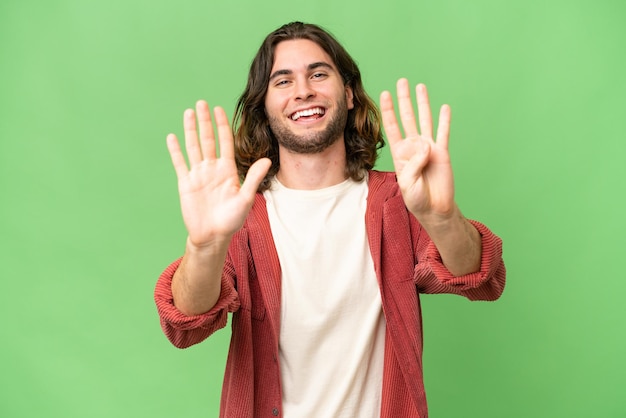 Foto hombre guapo joven sobre fondo aislado contando nueve con los dedos