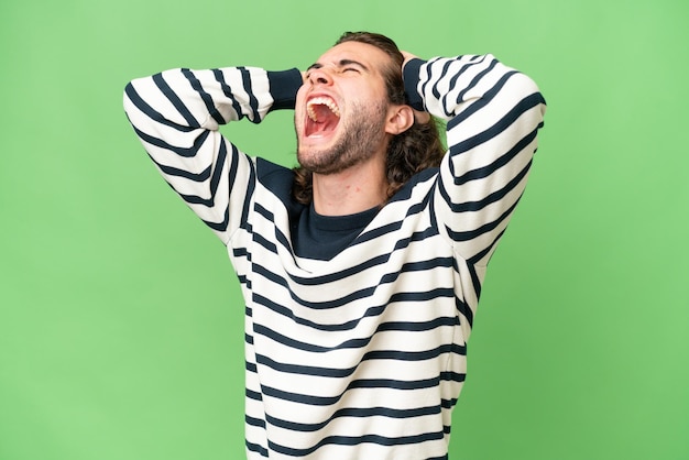 Foto hombre guapo joven sobre fondo aislado estresado abrumado