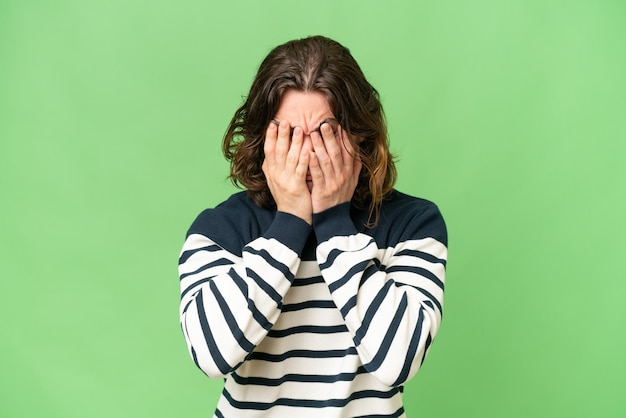 Foto hombre guapo joven sobre fondo aislado con expresión cansada y enferma