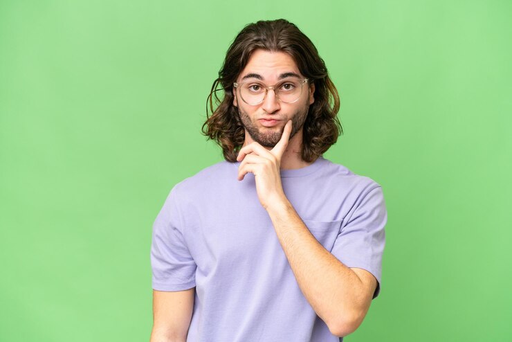 Foto hombre guapo joven sobre fondo aislado y pensamiento