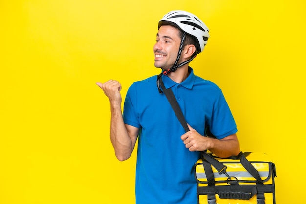 Hombre guapo joven sobre fondo aislado