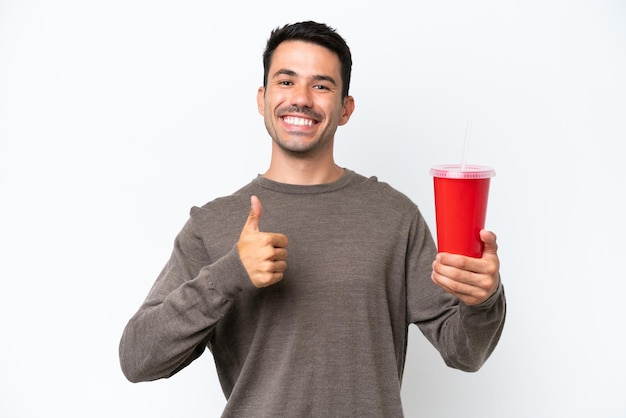 Hombre guapo joven sobre fondo aislado