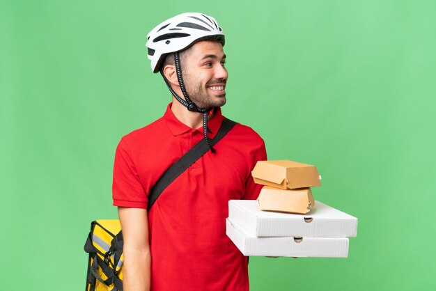 Foto hombre guapo joven sobre fondo aislado