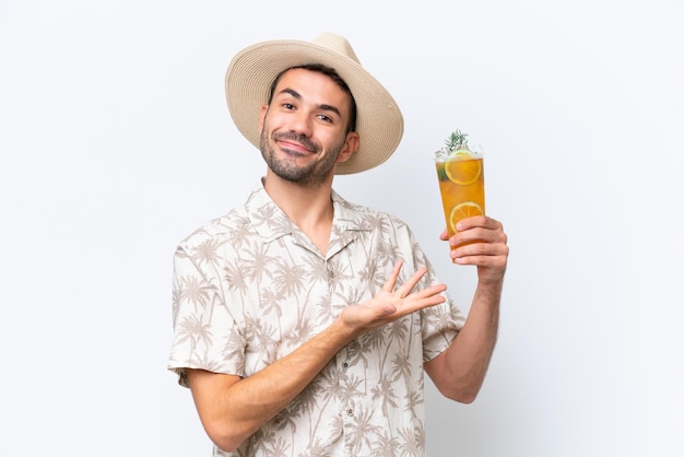 Hombre guapo joven sobre fondo aislado