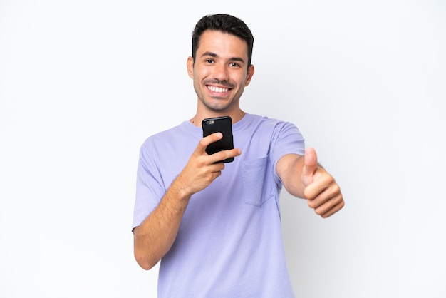 Hombre guapo joven sobre fondo aislado