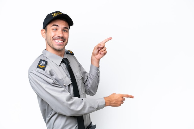 Hombre guapo joven sobre fondo aislado