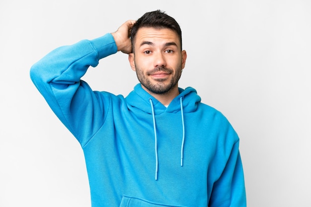 Hombre guapo joven sobre fondo aislado