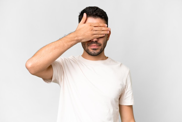 Hombre guapo joven sobre fondo aislado