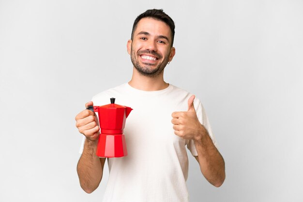 Hombre guapo joven sobre fondo aislado