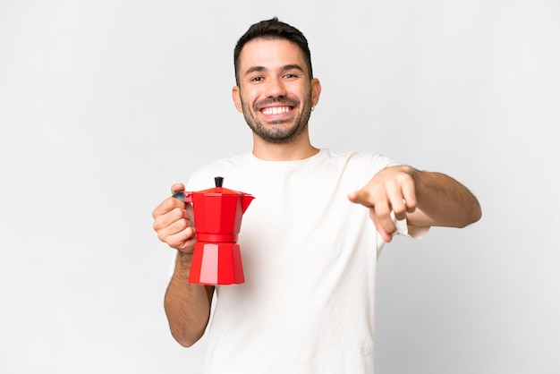 Hombre guapo joven sobre fondo aislado