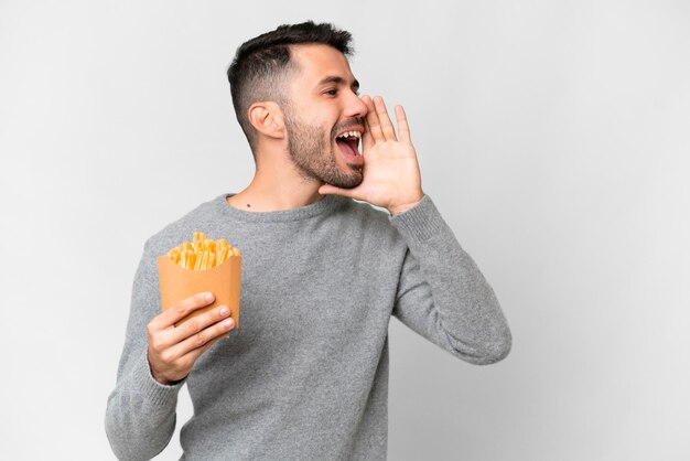 Hombre guapo joven sobre fondo aislado