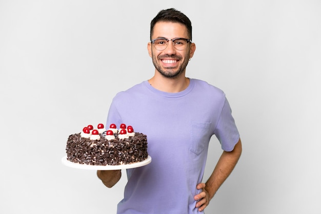 Hombre guapo joven sobre fondo aislado