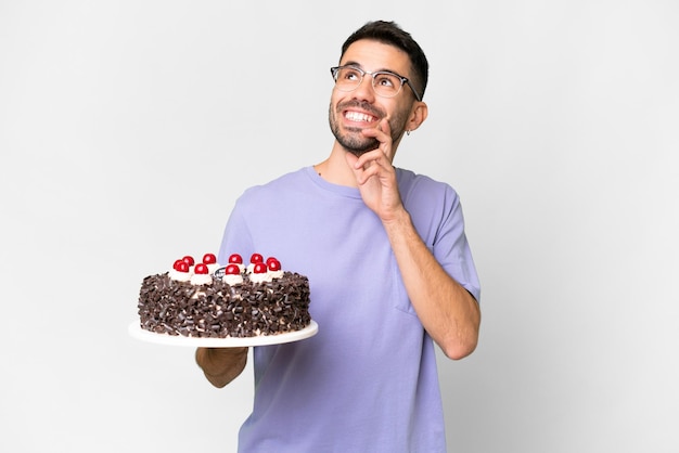 Hombre guapo joven sobre fondo aislado