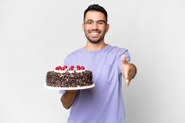 Hombre guapo joven sobre fondo aislado