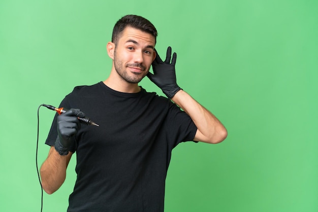 Hombre guapo joven sobre fondo aislado