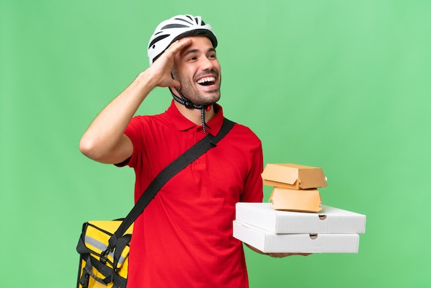 Hombre guapo joven sobre fondo aislado