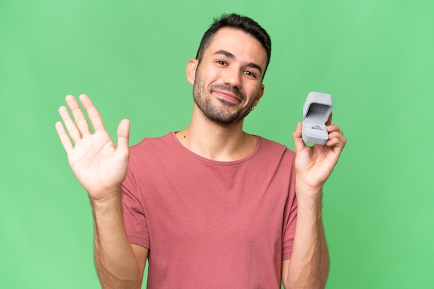 Hombre guapo joven sobre fondo aislado