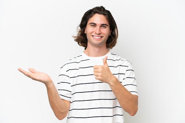 Hombre guapo joven sobre fondo aislado