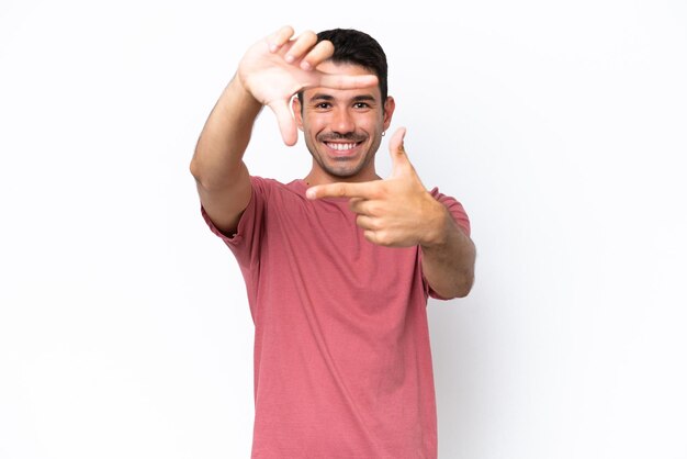 Hombre guapo joven sobre fondo blanco aislado cara de enfoque Símbolo de encuadre