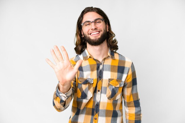 Hombre guapo joven sobre fondo blanco aislado contando cinco con los dedos