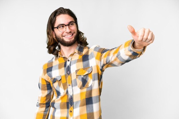 Hombre guapo joven sobre fondo blanco aislado dando un gesto de pulgares arriba