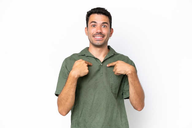 Hombre guapo joven sobre fondo blanco aislado con expresión facial sorpresa