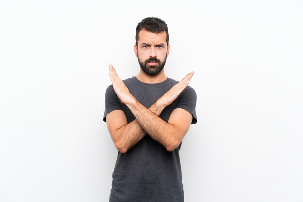 Hombre guapo joven sobre fondo blanco aislado sin hacer ningún gesto