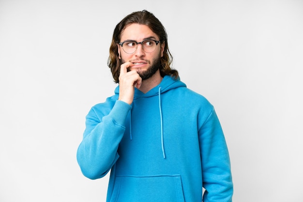 Hombre guapo joven sobre fondo blanco aislado nervioso y asustado