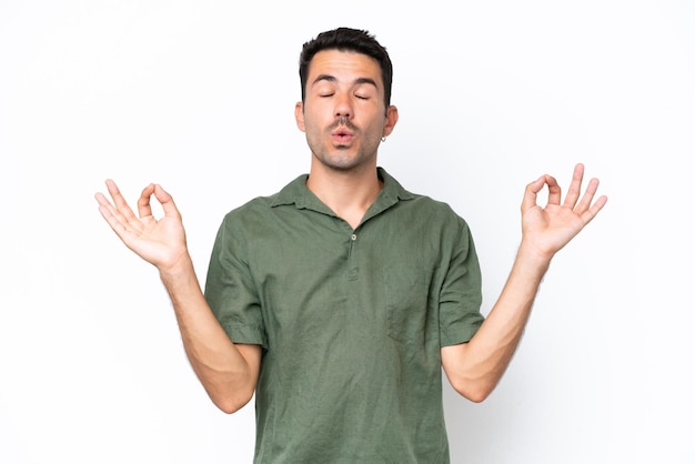 Hombre guapo joven sobre fondo blanco aislado en pose zen