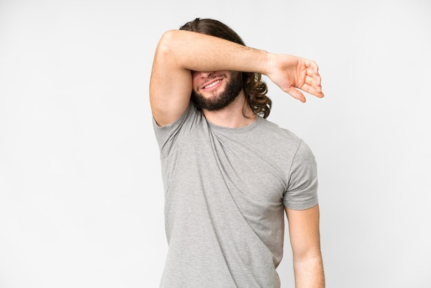 Foto hombre guapo joven sobre fondo blanco aislado que cubre los ojos con las manos