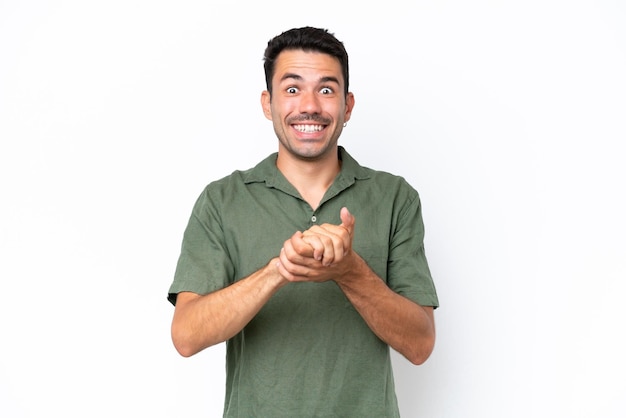 Hombre guapo joven sobre fondo blanco aislado riendo