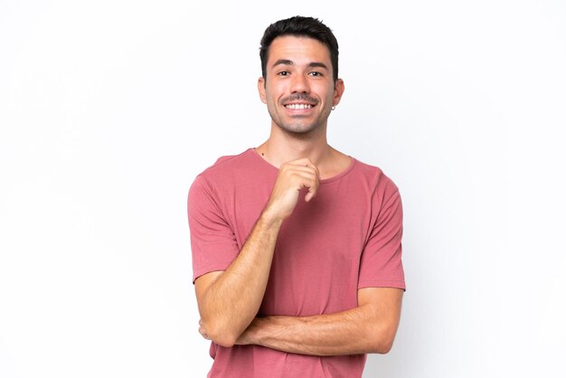 Hombre guapo joven sobre fondo blanco aislado riendo