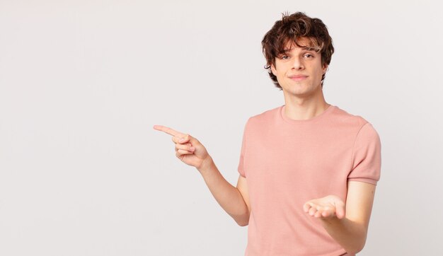 Hombre guapo joven sonriendo felizmente con amable y ofreciendo y mostrando un concepto