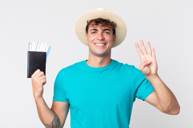 Hombre guapo joven sonriendo y luciendo amistoso, mostrando el número cuatro. viajero con su pasaporte