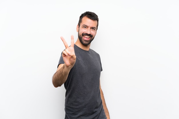 Hombre guapo joven sonriendo y mostrando el signo de la victoria