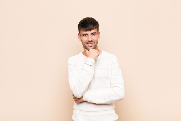 Hombre guapo joven sonriendo