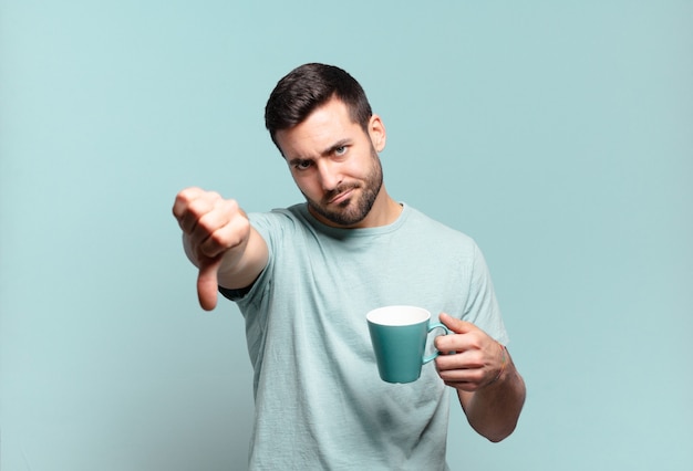 Hombre guapo joven con una taza de café. concepto de desayuno