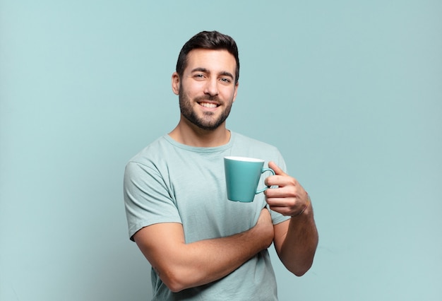 Hombre guapo joven con una taza de café. concepto de desayuno