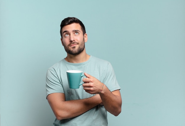 Hombre guapo joven con una taza de café. concepto de desayuno