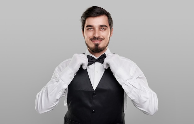 Hombre guapo joven en uniforme elegante