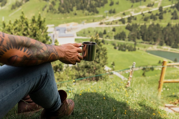 Foto hombre guapo joven viajando en las montañas